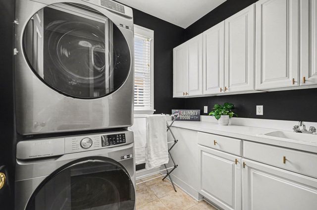 10 Riverbank Drive, Beverly Hills, MI 48025