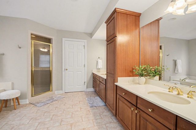 10 Riverbank Drive, Beverly Hills, MI 48025