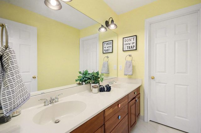 10 Riverbank Drive, Beverly Hills, MI 48025