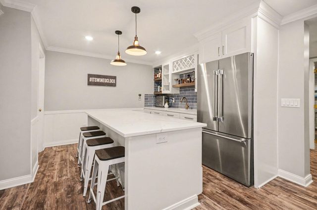 10 Riverbank Drive, Beverly Hills, MI 48025