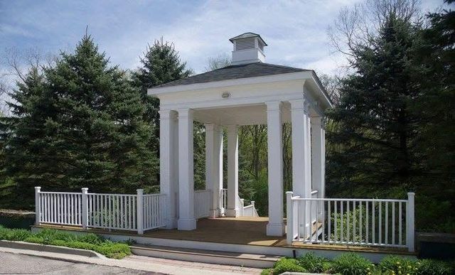 10 Riverbank Drive, Beverly Hills, MI 48025