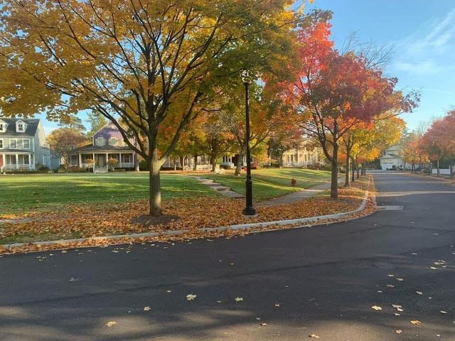 10 Riverbank Drive, Beverly Hills, MI 48025