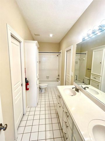 807 Kipp Avenue C, Kemah, TX 77565