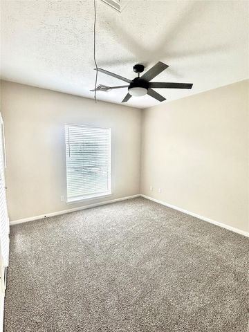 807 Kipp Avenue C, Kemah, TX 77565