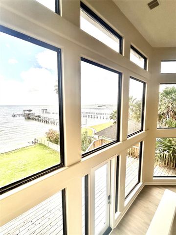807 Kipp Avenue C, Kemah, TX 77565