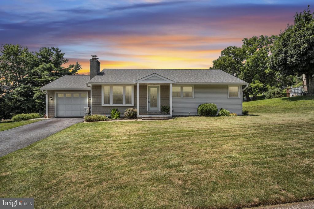 3 RIVERVIEW DR, Middletown, PA 17057