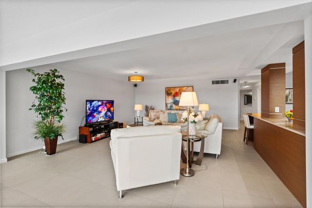 3050 NE 47th Court 402, Fort Lauderdale, FL 33308