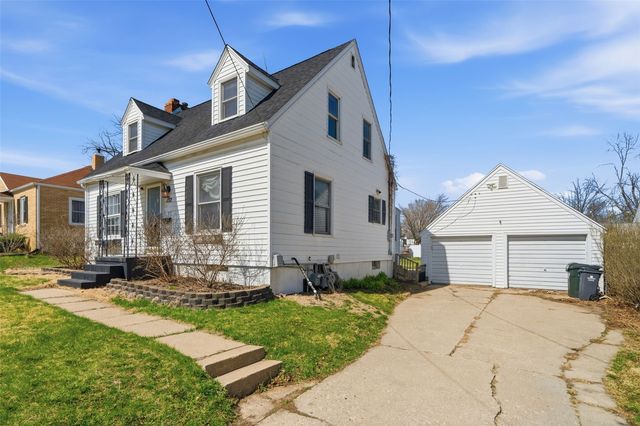 132 38th Street NE, Cedar Rapids, IA 52402