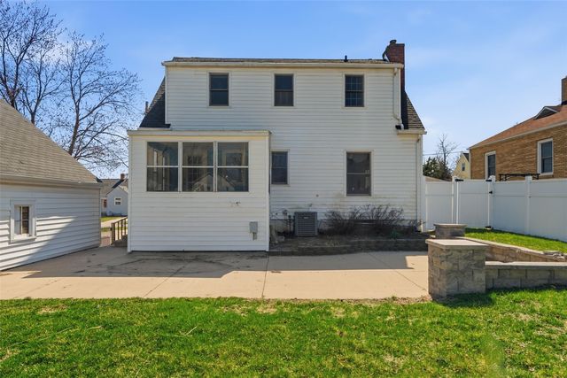 132 38th Street NE, Cedar Rapids, IA 52402