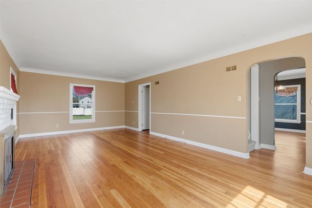 132 38th Street NE, Cedar Rapids, IA 52402