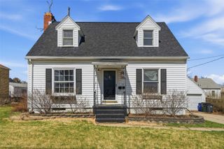 132 38th Street NE, Cedar Rapids, IA 52402