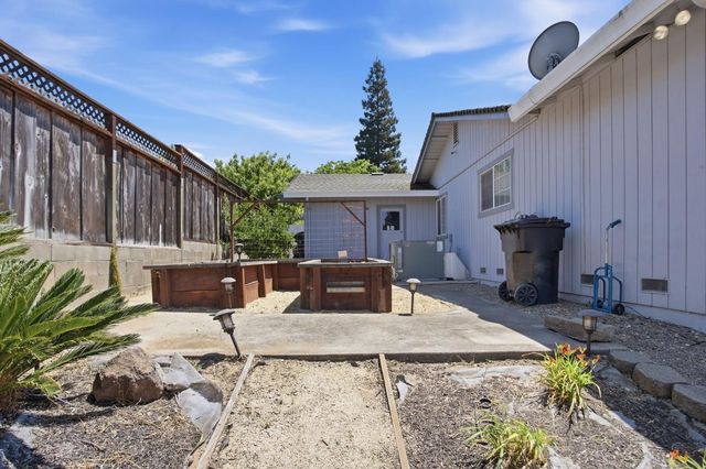 6701 Arrowwood Dr, Riverbank, CA 95367