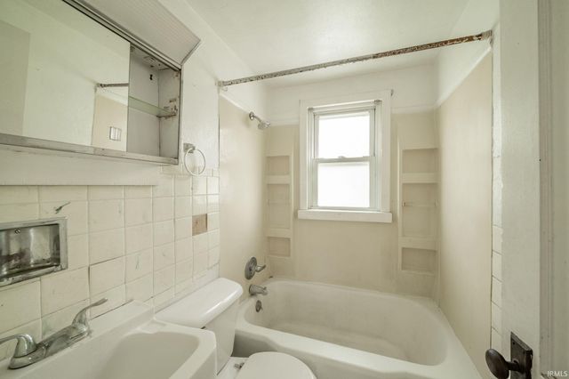 239 W 38Th Street, Anderson, IN 46013