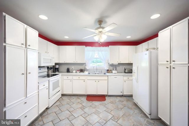 4270 NURSERY RD, Dover, PA 17315