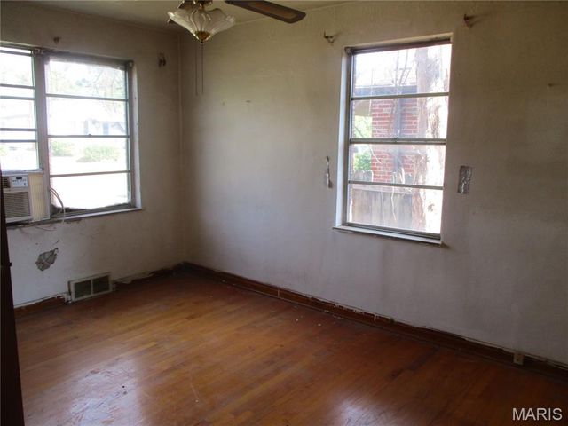 8450 Kempland Place, University City, MO 63132