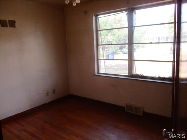 8450 Kempland Place, University City, MO 63132