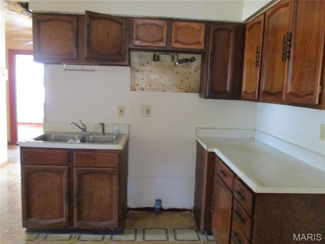 8450 Kempland Place, University City, MO 63132