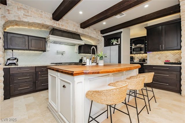 992 Mackenzie Creek Avenue, Henderson, NV 89002