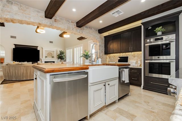 992 Mackenzie Creek Avenue, Henderson, NV 89002