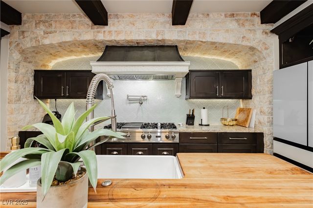 992 Mackenzie Creek Avenue, Henderson, NV 89002