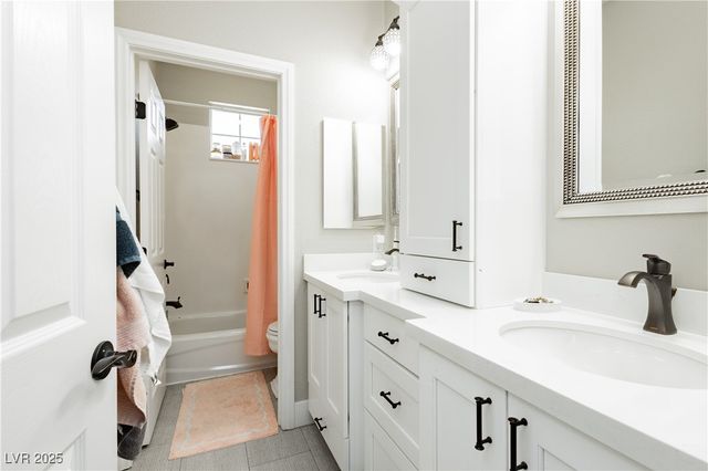 992 Mackenzie Creek Avenue, Henderson, NV 89002