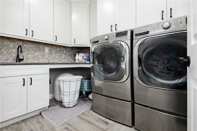 992 Mackenzie Creek Avenue, Henderson, NV 89002