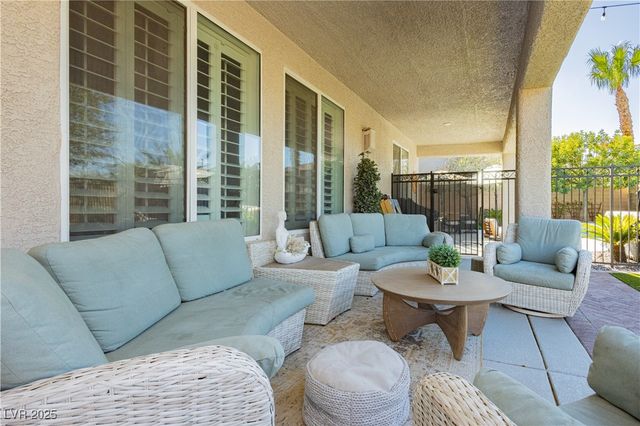 992 Mackenzie Creek Avenue, Henderson, NV 89002