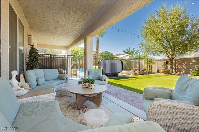 992 Mackenzie Creek Avenue, Henderson, NV 89002