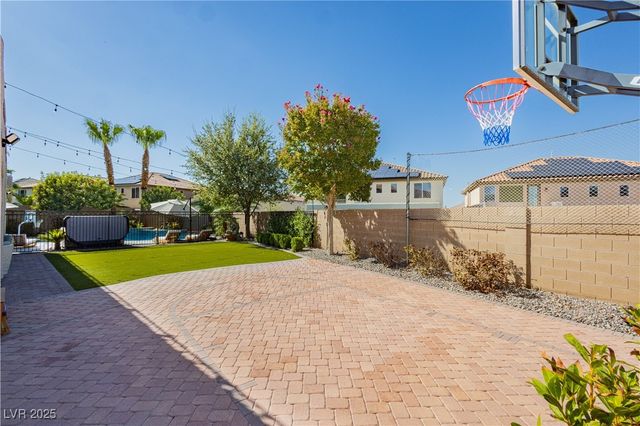 992 Mackenzie Creek Avenue, Henderson, NV 89002
