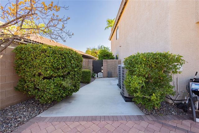 992 Mackenzie Creek Avenue, Henderson, NV 89002