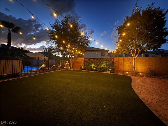 992 Mackenzie Creek Avenue, Henderson, NV 89002