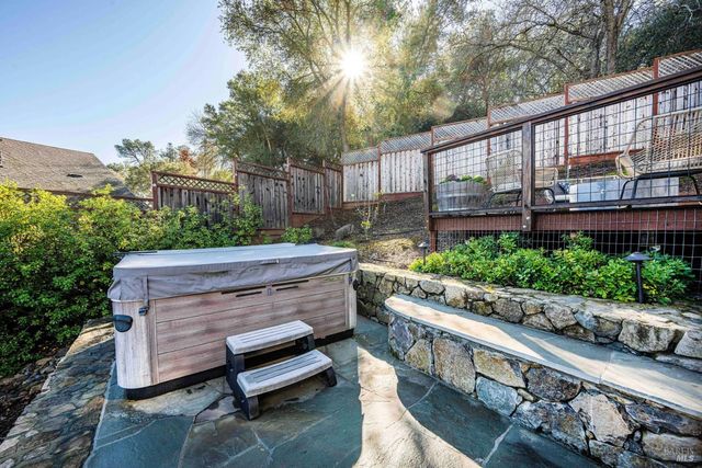 143 Renz Ln, Geyserville, CA 95441