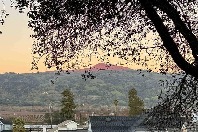 143 Renz Ln, Geyserville, CA 95441