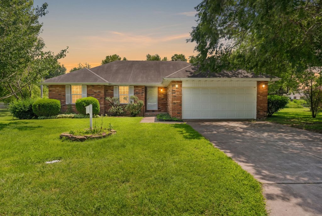 198 E Hadley Street, Republic, MO 65738