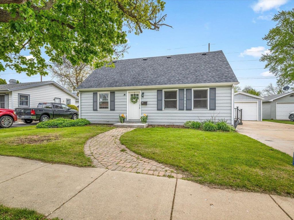 1204 E Wisconsin Street, Delavan, WI 53115