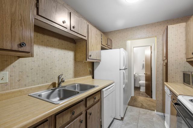 566 Somerset Lane 4, Crystal Lake, IL 60014