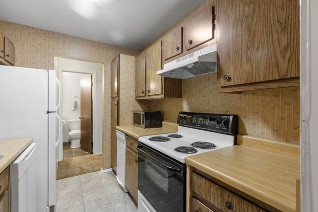 566 Somerset Lane 4, Crystal Lake, IL 60014