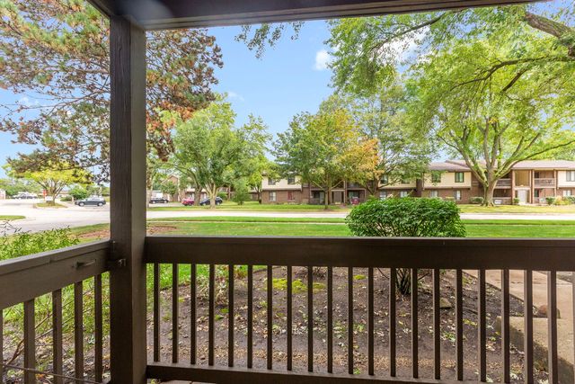 566 Somerset Lane 4, Crystal Lake, IL 60014