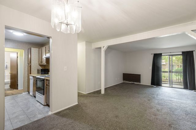 566 Somerset Lane 4, Crystal Lake, IL 60014