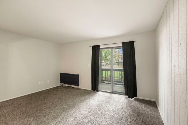 566 Somerset Lane 4, Crystal Lake, IL 60014