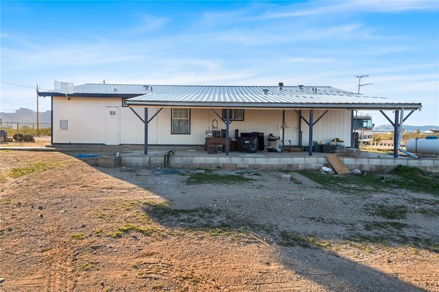 1418 S Canelo Road, Golden Valley, AZ 86413