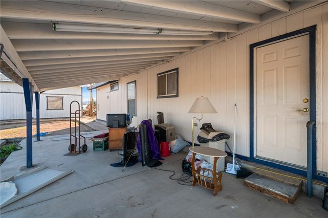 1418 S Canelo Road, Golden Valley, AZ 86413