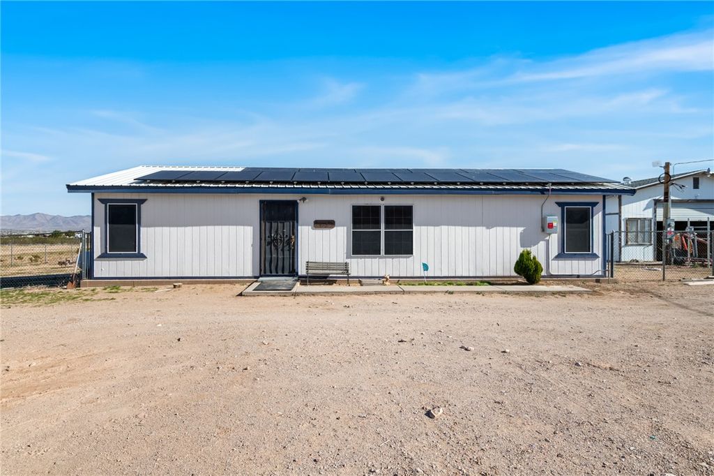 1418 S Canelo Road, Golden Valley, AZ 86413