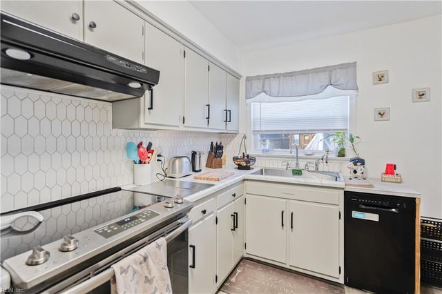 3724 Linnet LN, Portsmouth, VA 23703