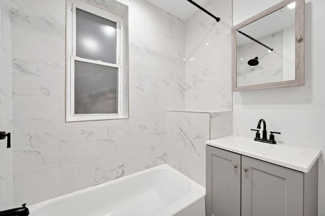 3752 W Division Street 2W, Chicago, IL 60651