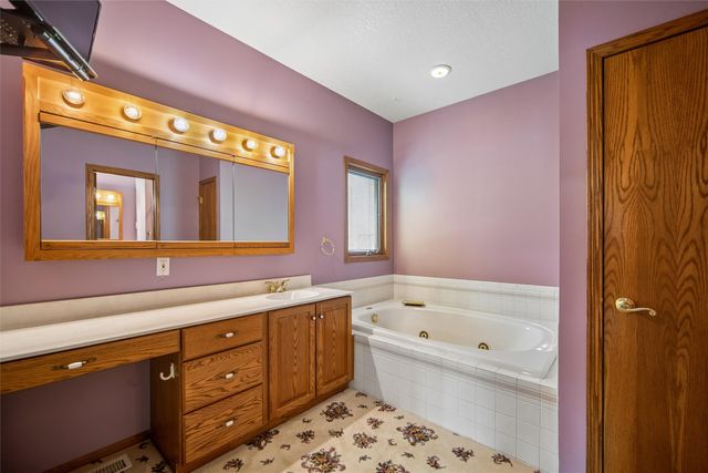 810 NE Vail Court, Ankeny, IA 50021