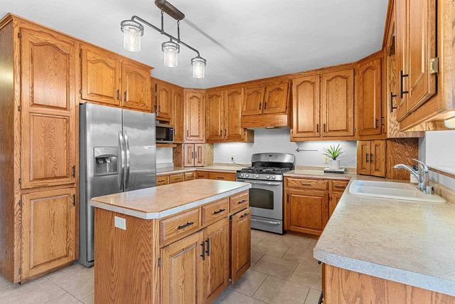 1354 CAMELOT COURT, Oneida, WI 54155