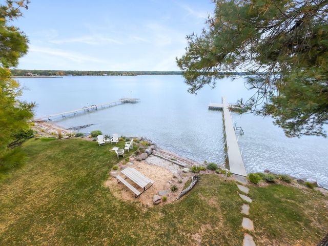 6613 Hillside Avenue, Indian River, MI 49749