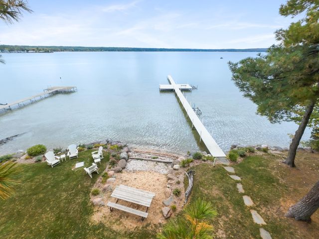 6613 Hillside Avenue, Indian River, MI 49749