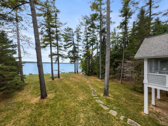 6613 Hillside Avenue, Indian River, MI 49749